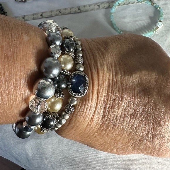 Large group of pearl bead and sparkly rhinestone bracelets - Picture 7 of 9